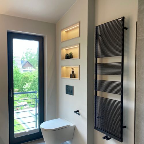 WOHN-T-RAUM Bettina Daub | Referenz-Projekt | Hamburg Niendorf | Interior Design | Sanierung Duschbad | Tubes Handtuchwärmer & matte WC von Laufen