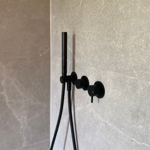 WOHN-T-RAUM Bettina Daub | Referenz-Projekt | Hamburg Niendorf | Interior Design | Sanierung Duschbad | Dusche mit PVD-beschichteten Armaturen der Firma Gessi