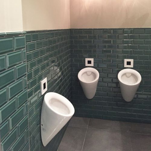 WOHN-T-RAUM Bettina Daub | Referenz-Projekt | Hamburg Niendorf | Interior Design | Umbau & Sanierung Restaurant Pulvermühle | Herren-WC Urinale & Pissoirs