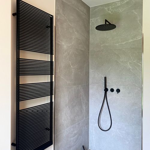 WOHN-T-RAUM Bettina Daub | Referenz-Projekt | Hamburg Niendorf | Interior Design | Sanierung Duschbad | nachher Dusche mit Feinsteinzeug-Fliesen in Natursteinoptik