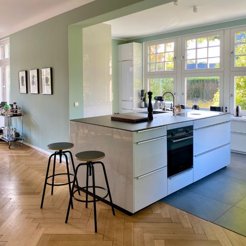 WOHN-T-RAUM Bettina Daub Hamburg | Referenz-Projekt | Wentorf | Interior Design | Altbauvilla Villa Kaffeemühlenhaus Umbau & Sanierung | Barhocker