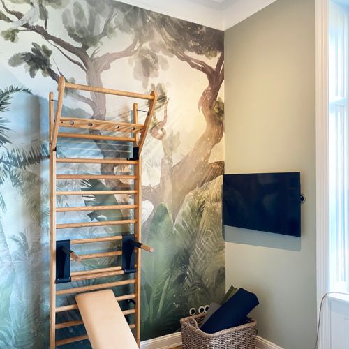 WOHN-T-RAUM Bettina Daub | Referenz-Projekt | Hamburg Harvestehude  | Interior Design | Neues Raumkonzept | Homegym in Isestraße | nachher mit Sprossenwand, Monitor & Tapete