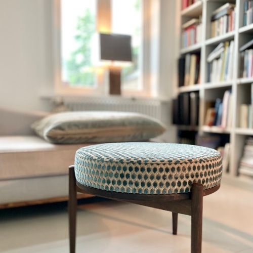 WOHN-T-RAUM Bettina Daub | Referenz-Projekt | Hamburg Ottensen | Interior Design | Renovierung & Umbaumaßnahmen | Lotsenhaus in Neumühlen | Hocker