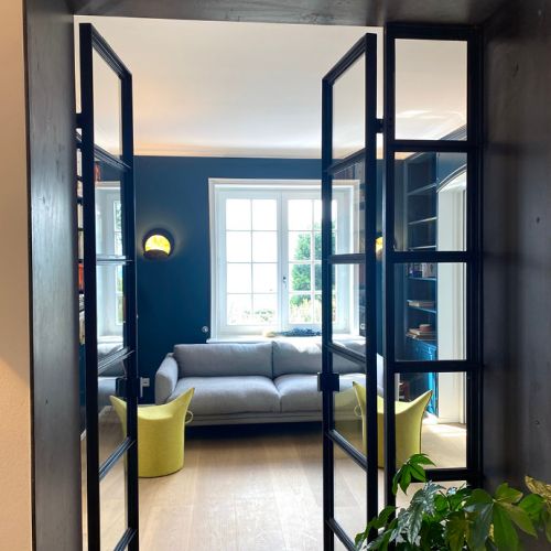 WOHN-T-RAUM Bettina Daub | Referenz-Projekt | Hamburg Blankenese | Interior Design | Renovierung & Umbaumaßnahmen | Villa am Süllberg | Stahlglastür zum Kaminzimmer