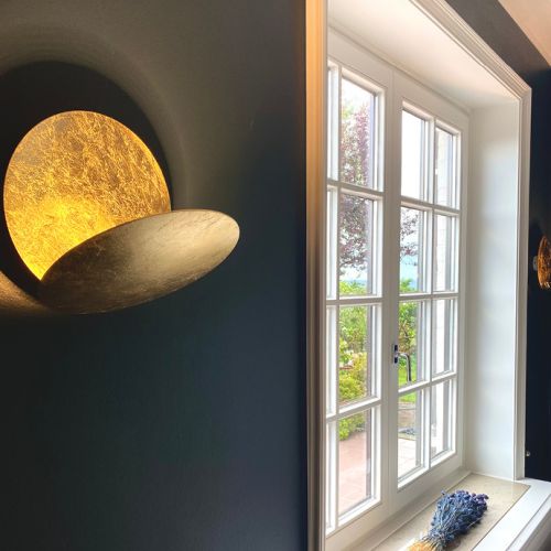 WOHN-T-RAUM Bettina Daub | Referenz-Projekt | Hamburg Blankenese | Interior Design | Renovierung & Umbaumaßnahmen | Villa am Süllberg | goldene Wandleuchte