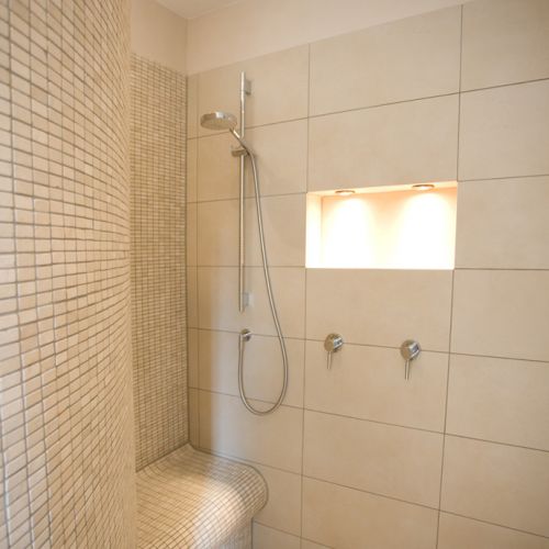 WOHN-T-RAUM Bettina Daub | Referenz-Projekt | Hamburg Lokstedt | Interior Design | Neubau Zylinderviertel Neugestaltung | Masterbad Dusche mit Fach