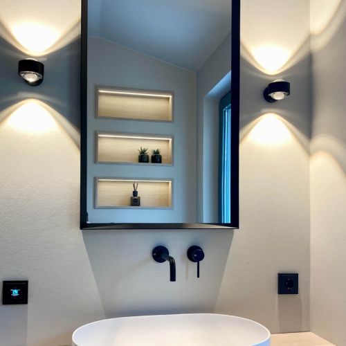 WOHN-T-RAUM Bettina Daub | Referenz-Projekt | Hamburg Niendorf | Interior Design | Sanierung Duschbad | beleuchtete Nische im Spiegel