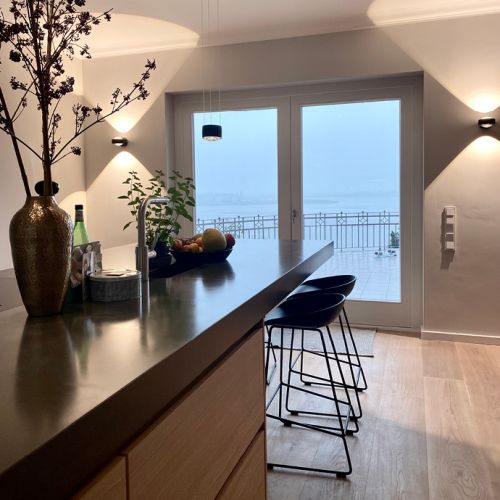 WOHN-T-RAUM Bettina Daub | Referenz-Projekt | Hamburg Blankenese | Interior Design | Renovierung & Umbaumaßnahmen | Villa am Süllberg | Küchenblock mit Blick auf die Terrasse