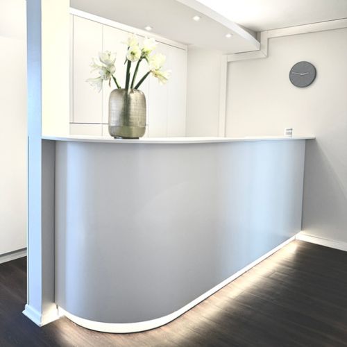 WOHN-T-RAUM Bettina Daub | Referenz-Projekt | Hamburg-Niendorf | Interior Design | Frauenarztpraxis Sanierung & Modernisierung | Emfangstresen indirekte Beleuchtung