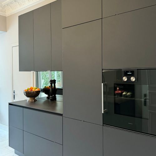 WOHN-T-RAUM Bettina Daub | Referenz-Projekt | Hamburg-Lokstedt | Interior Design | Altbauvilla Sanierung & Umbaumaßnahmen | Küchenschränke grau
